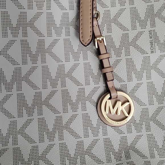 Michael Kors like new condition tote handbag - Picture 6 of 6